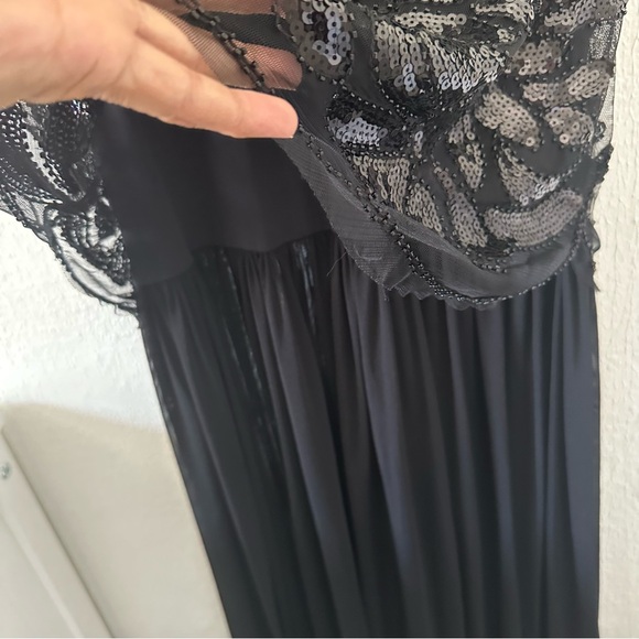 Maxi black period style sequined sleeveless gown with flowy material. - Picture 11 of 13